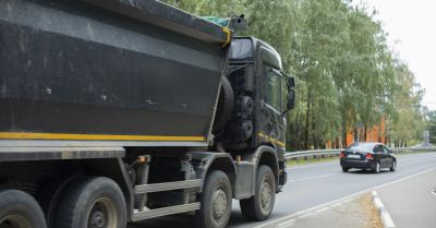 S8 zablokowana po zderzeniu trzech ciężarówek; jedna osoba nie żyje